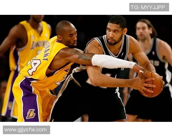 科比带领湖人对决马刺的经典对抗赛回顾与分析